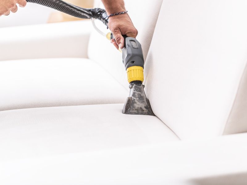 Jak czyścić meble tapicerowane? - skuteczne porady i praktyczne rozwiązania