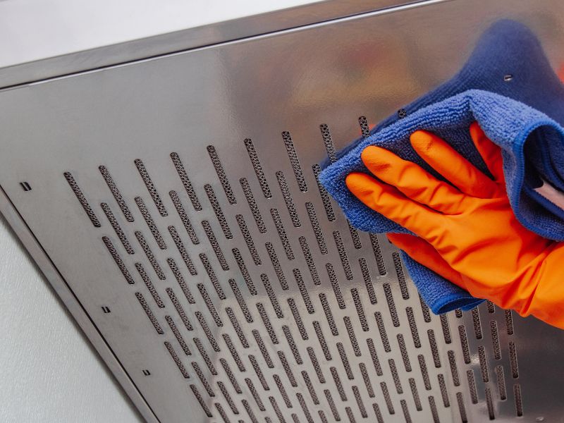 Jak skutecznie wyczyścić okap kuchenny? - sprawdzone metody i profesjonalne produkty