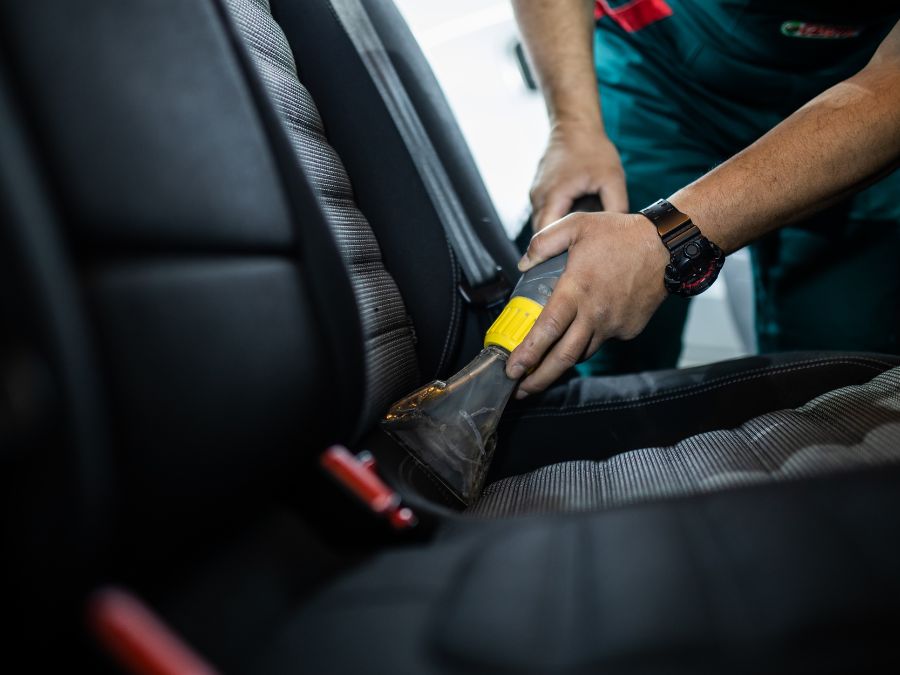 Jak skutecznie utrzymać porządek w samochodzie?